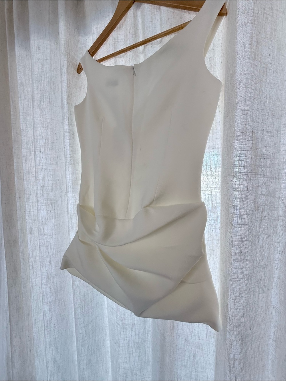Elegant White V-Neck Sleeveless Dress - Picture 2 of 7
